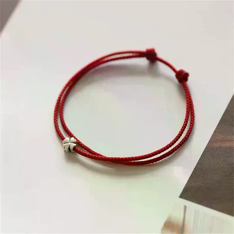 Red Clover Flower - สร้อยข้อมือเชือกถักสีแดงลายใบโคลเวอร์สี่แฉก แฟชั่นมินิ สไตล์นำโชค ทำมือ สำหรับผู้หญิงและผู้ชาย