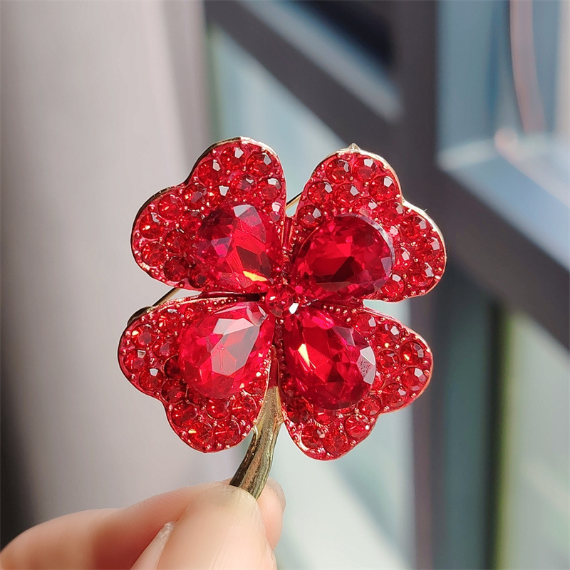 เข็มกลัดใบโคลเวอร์สี่แฉกประดับ - Red Clover Flower บทวิจารณ์และราคา